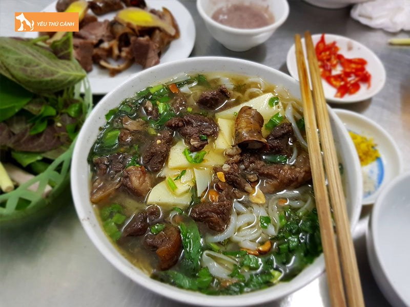 thit-cho-nau-cung-voi-mang-chan-bun-thucanh